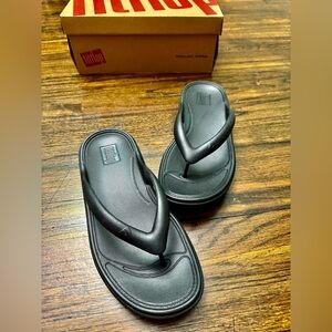 New In Box Fitflop RelieFF Recovery Toe-Post Sandals in Black